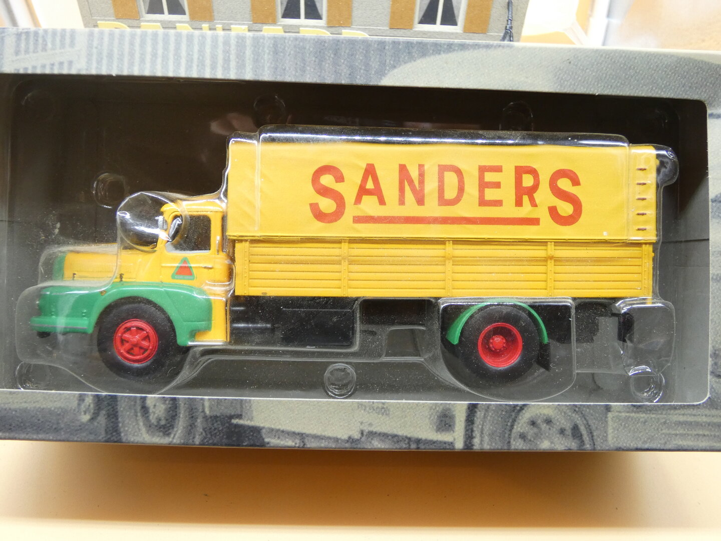 Camion Unic Sanders 1/43 Par IXO Altaya - Modèle Jaune - Boîte Abîmée