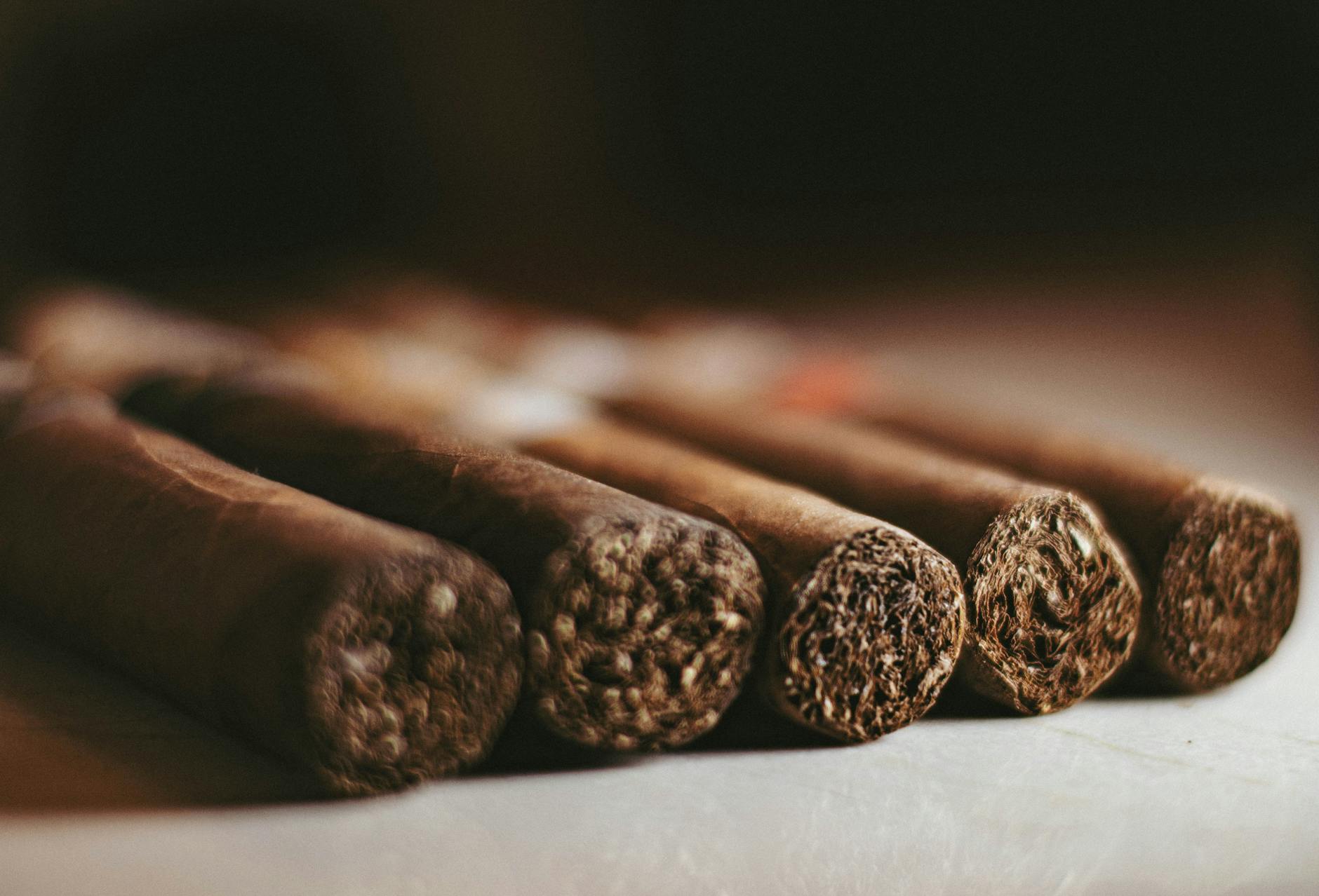 gros plan artistique de cigares presentant des textures detaillees et des couleurs riches