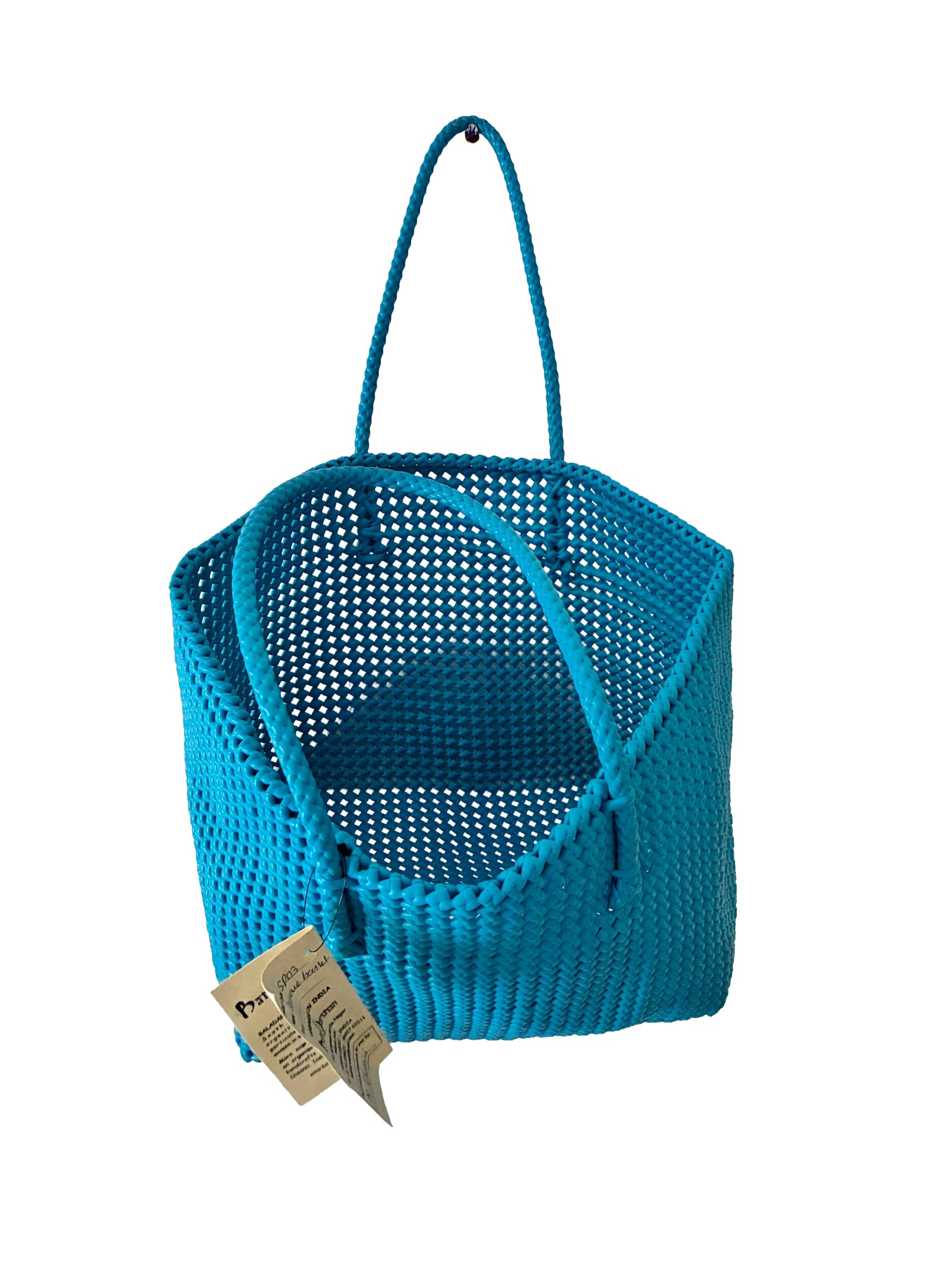 panier tissé bleu a