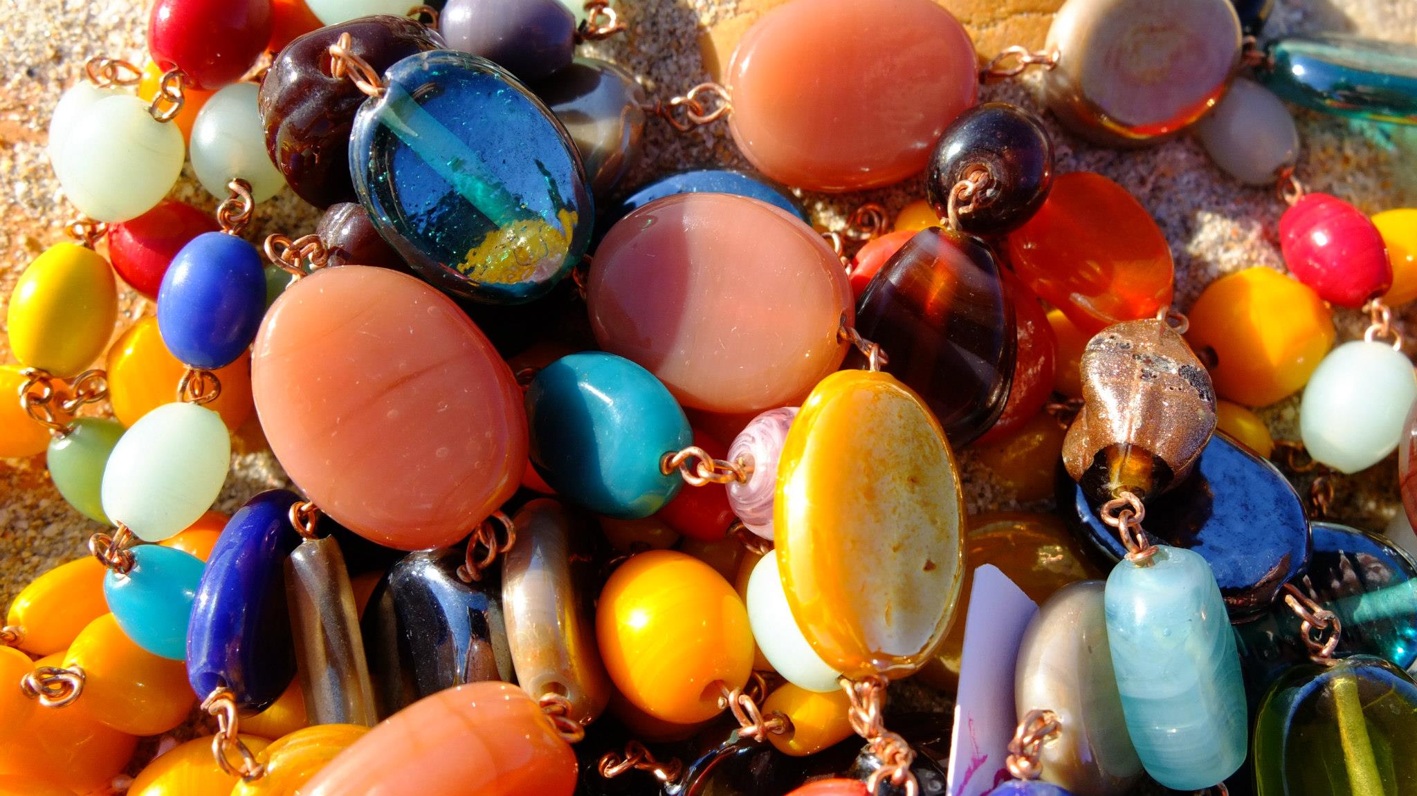 collier perles de verres multicolores