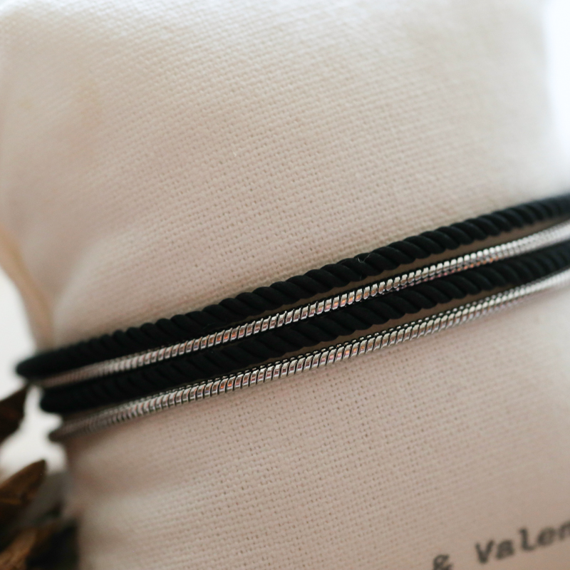 bracelet-argent-valentin-noir-coussin2