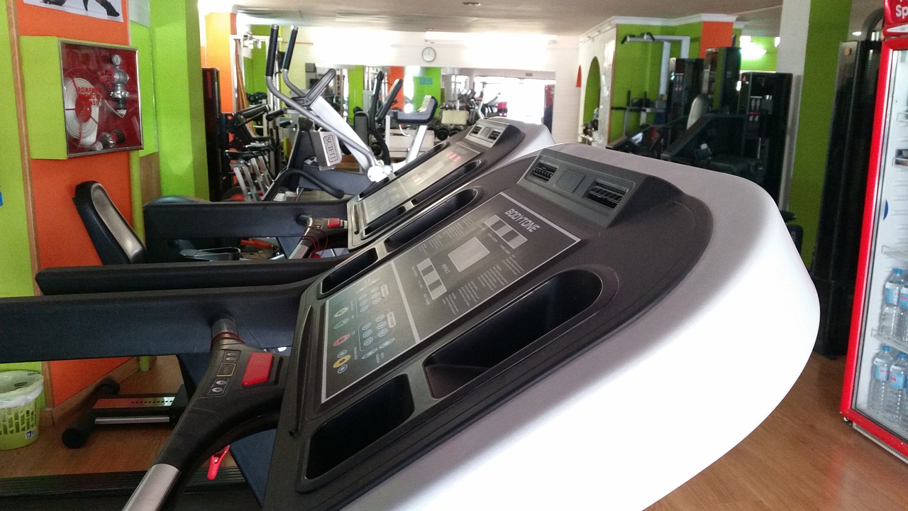 tapis de course pliable avec homme dessus
