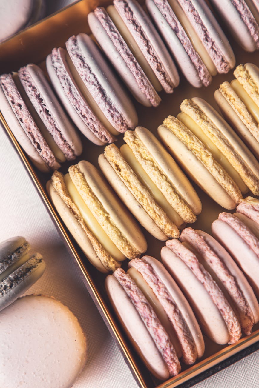 Macarons Assortis Disposés Dans Une Boîte