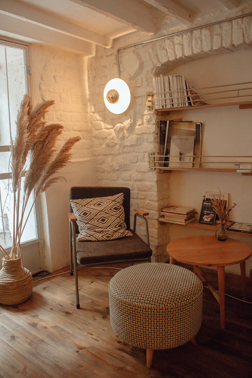 Fauteuil Près De La Table Et Pouf