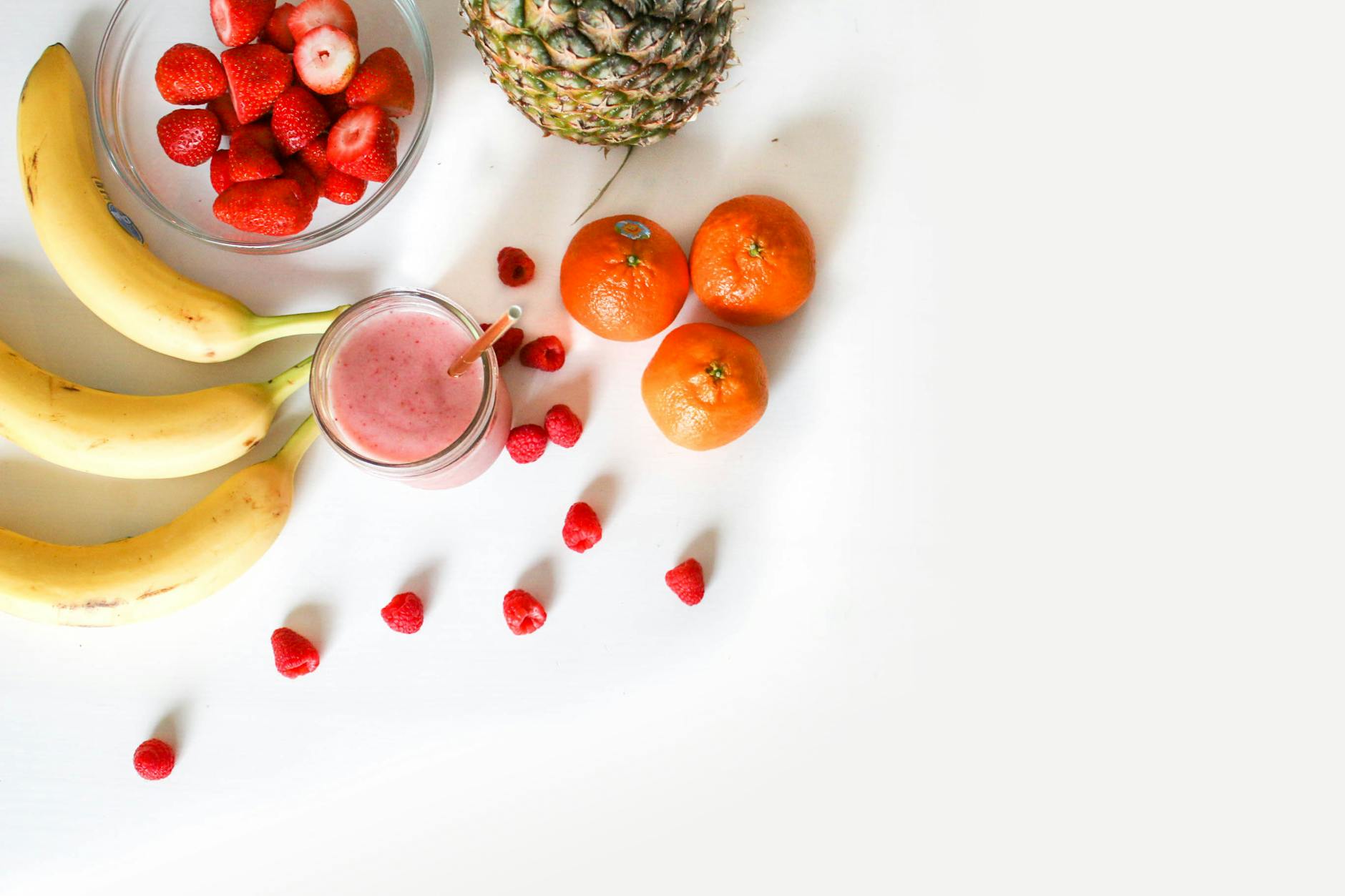 Fruits Assortis Sur Surface Blanche