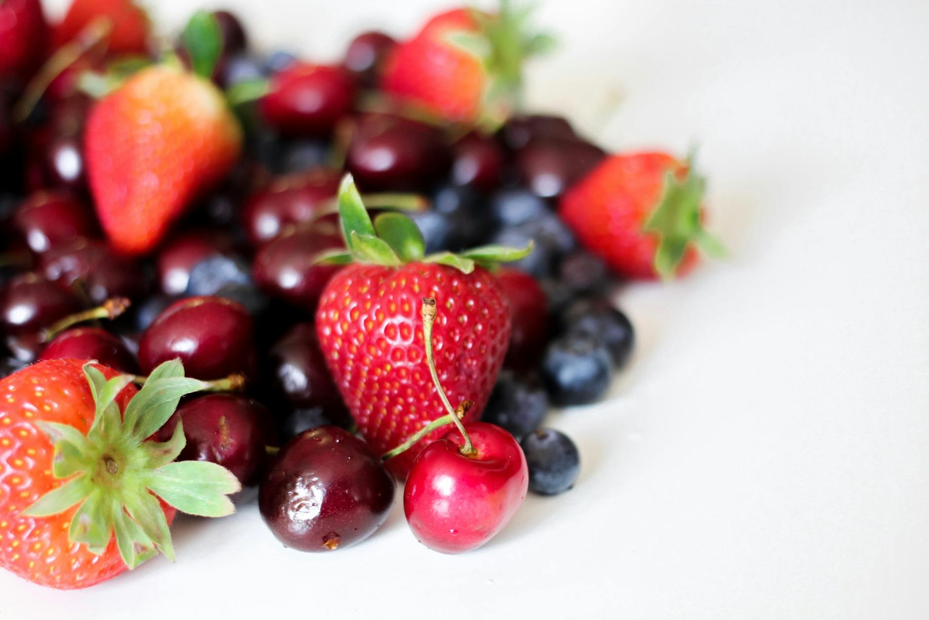 Photographie En Gros Plan De Fraises Et De Cerises