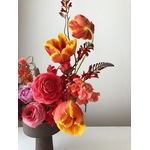 Bouquet De Printemps Coloré Dans Un Vase Moderne