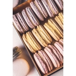 Macarons Assortis Disposés Dans Une Boîte