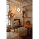 Fauteuil Près De La Table Et Pouf