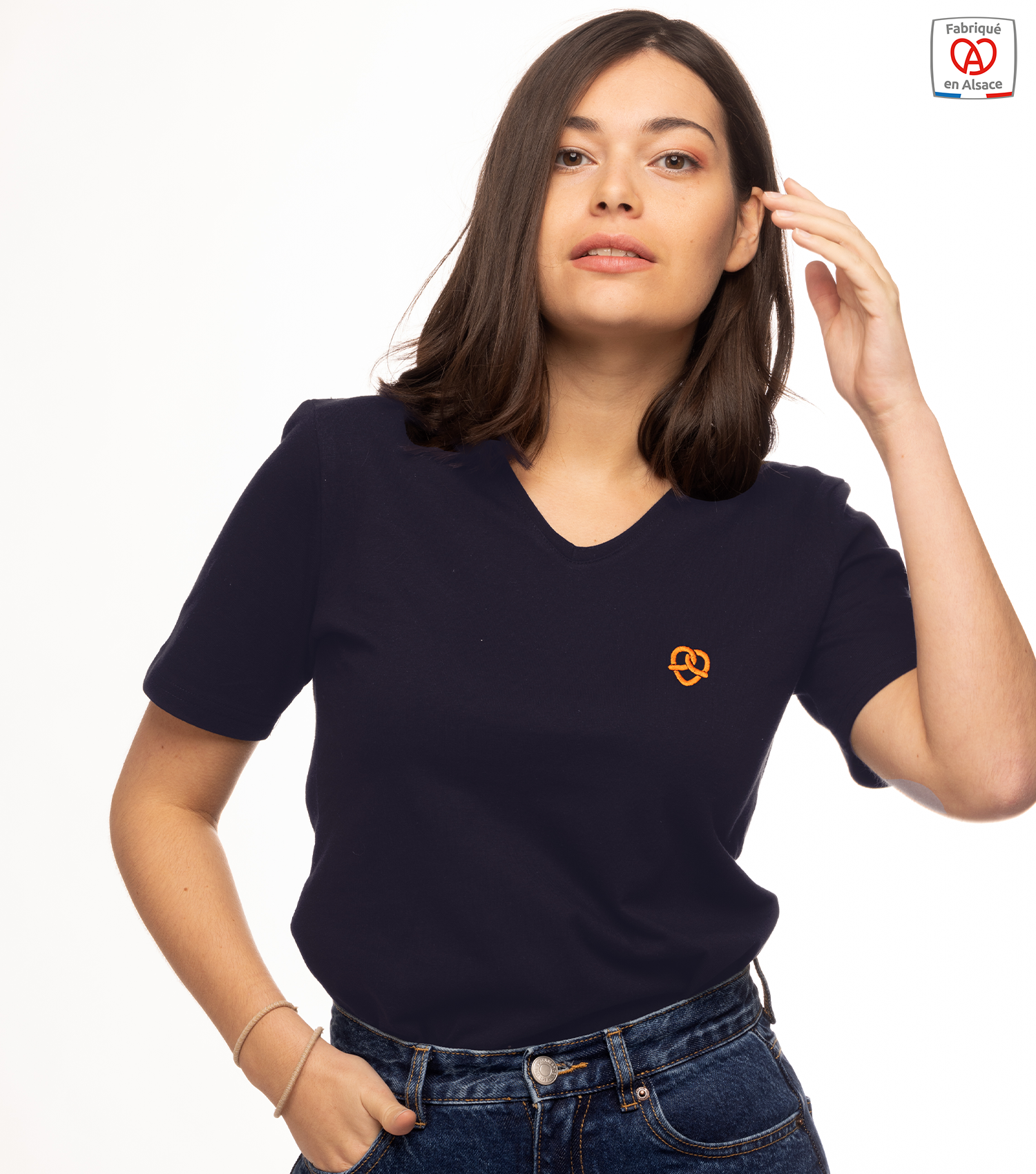 Das bestickte Shirt für Frauen mit V-Ausschnitt Brezel