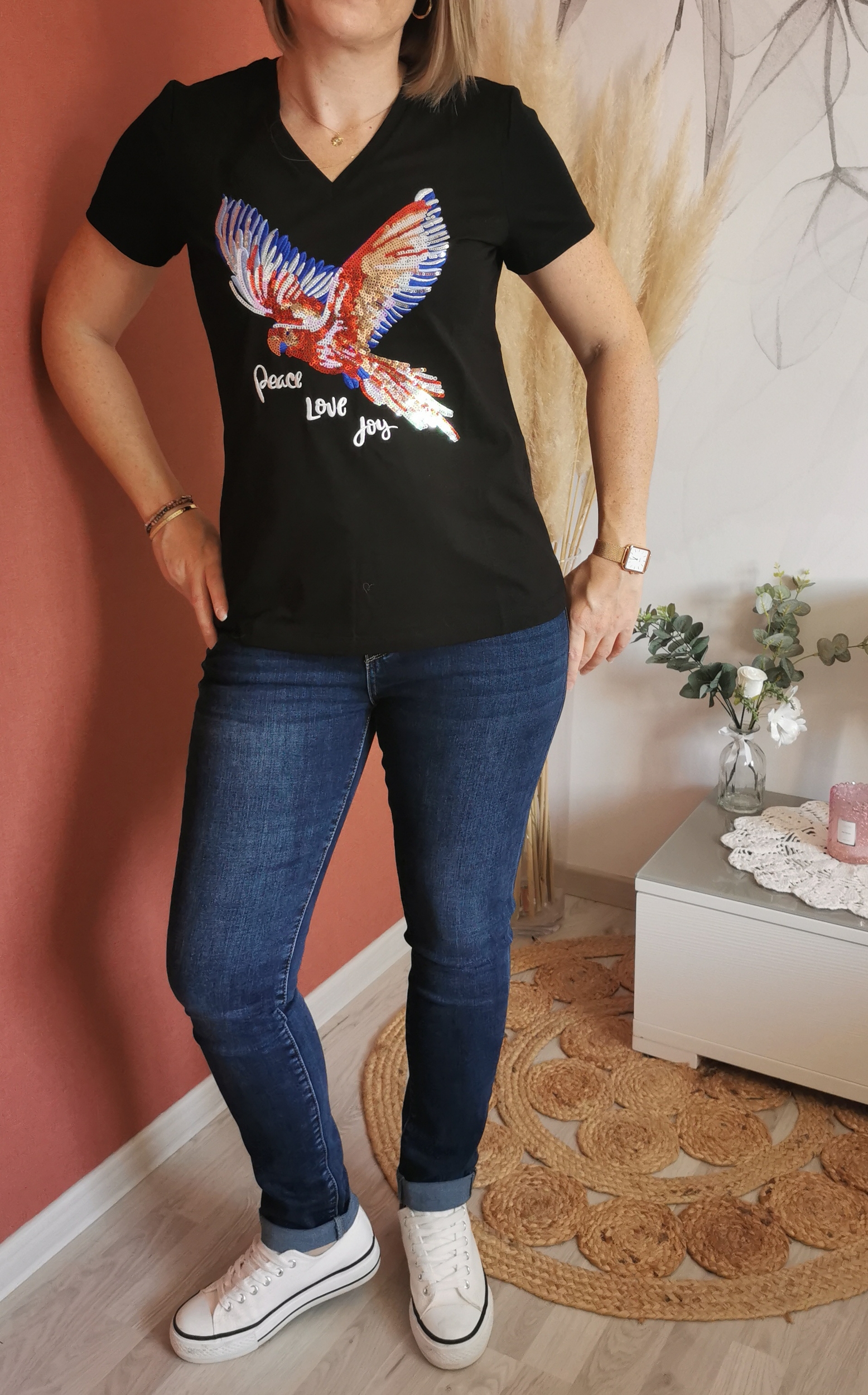 Tee shirt noir motif Perroquet multicolore en sequins
