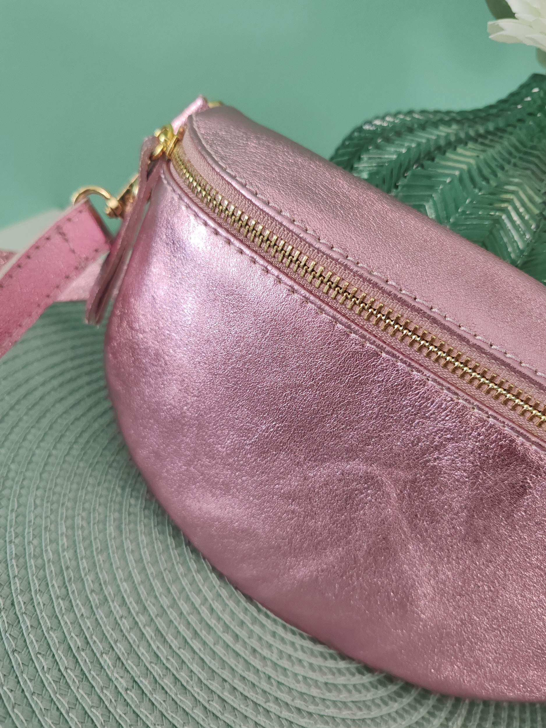 Sac banane cuir rose brillant