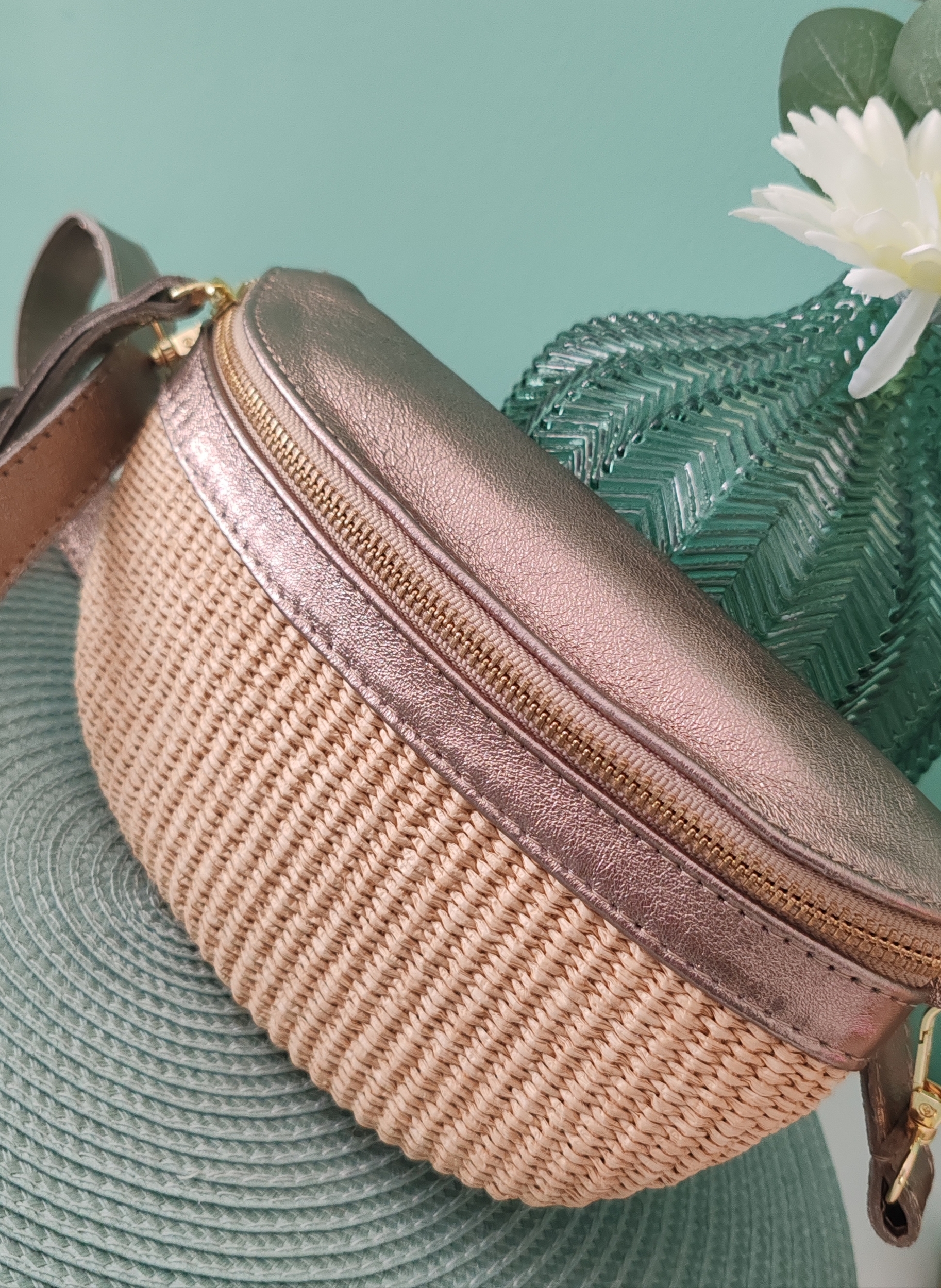 Sac banane cuir bronze et raphia