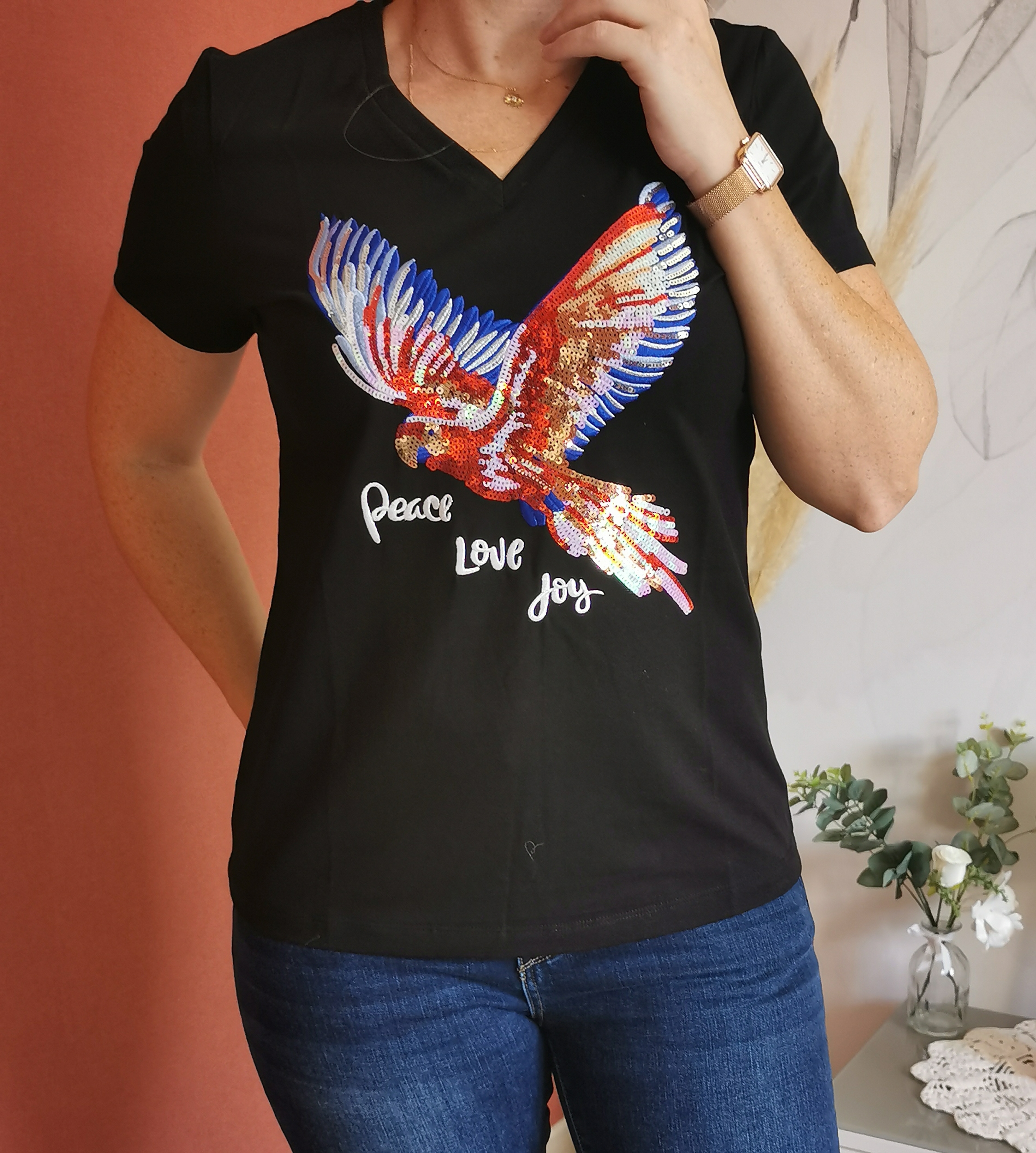 Tee shirt noir motif Perroquet multicolore en sequins