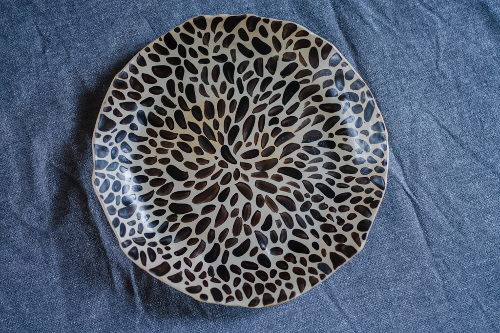Assiette creuse modelée à la main à motifs noirs touche de pinceau Komorebi