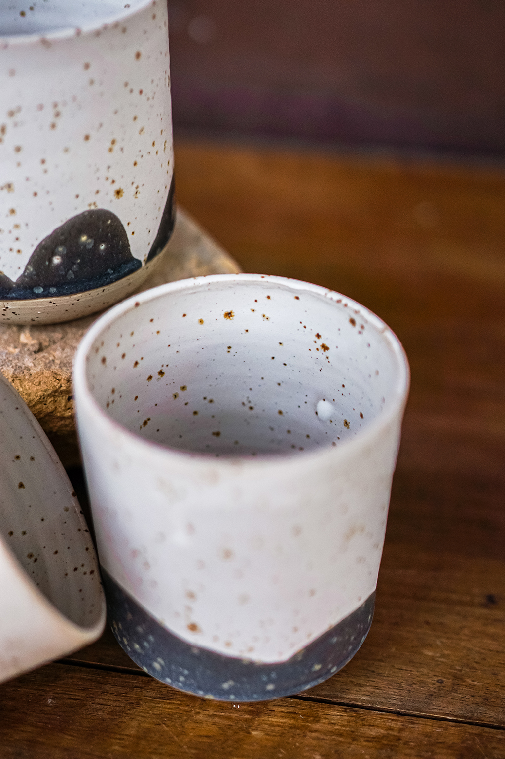 Intérieur de tasse à thé en grès pyrité blanc pour profiter de la couleur des infusions