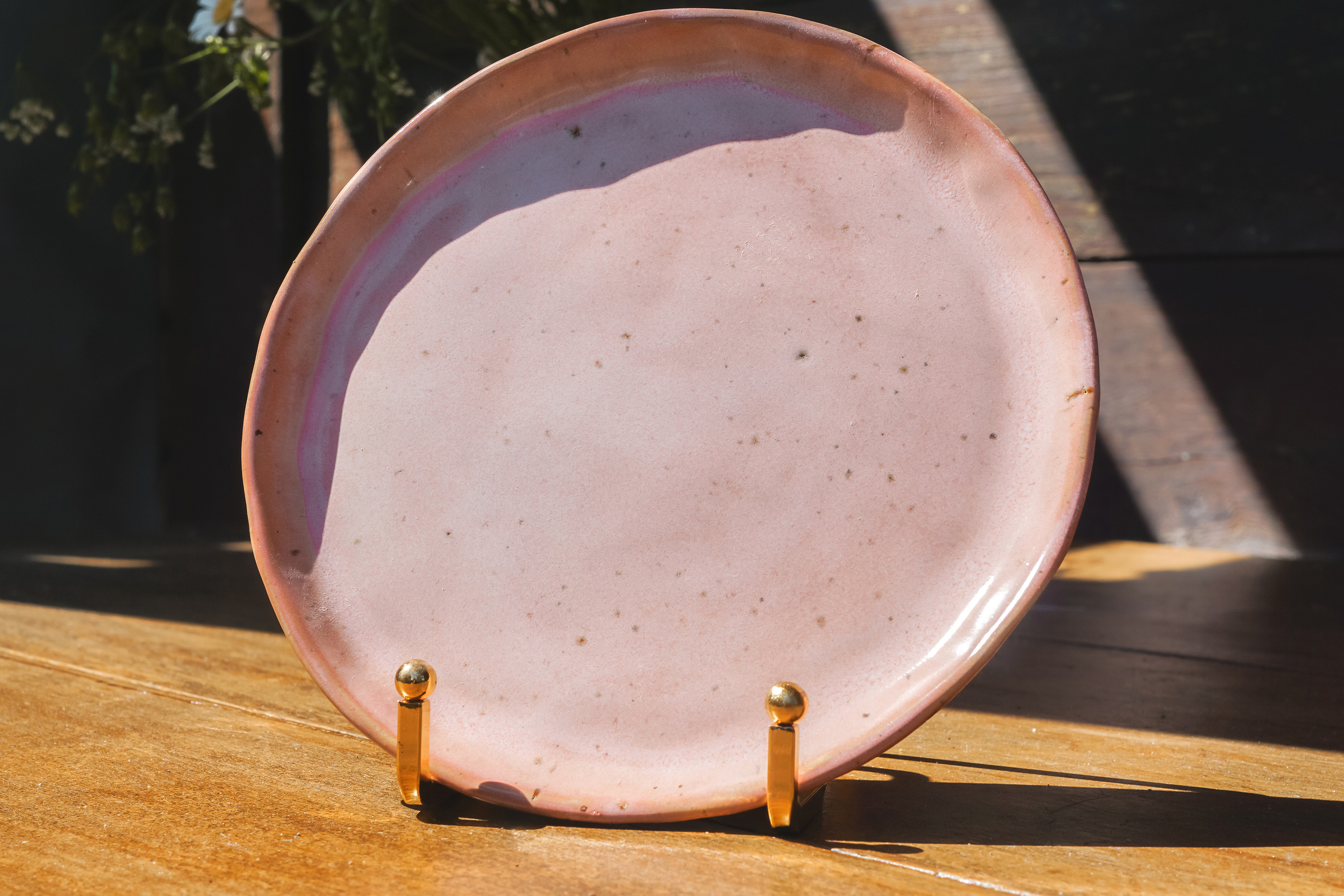 Assiette rose en grès Nagori
