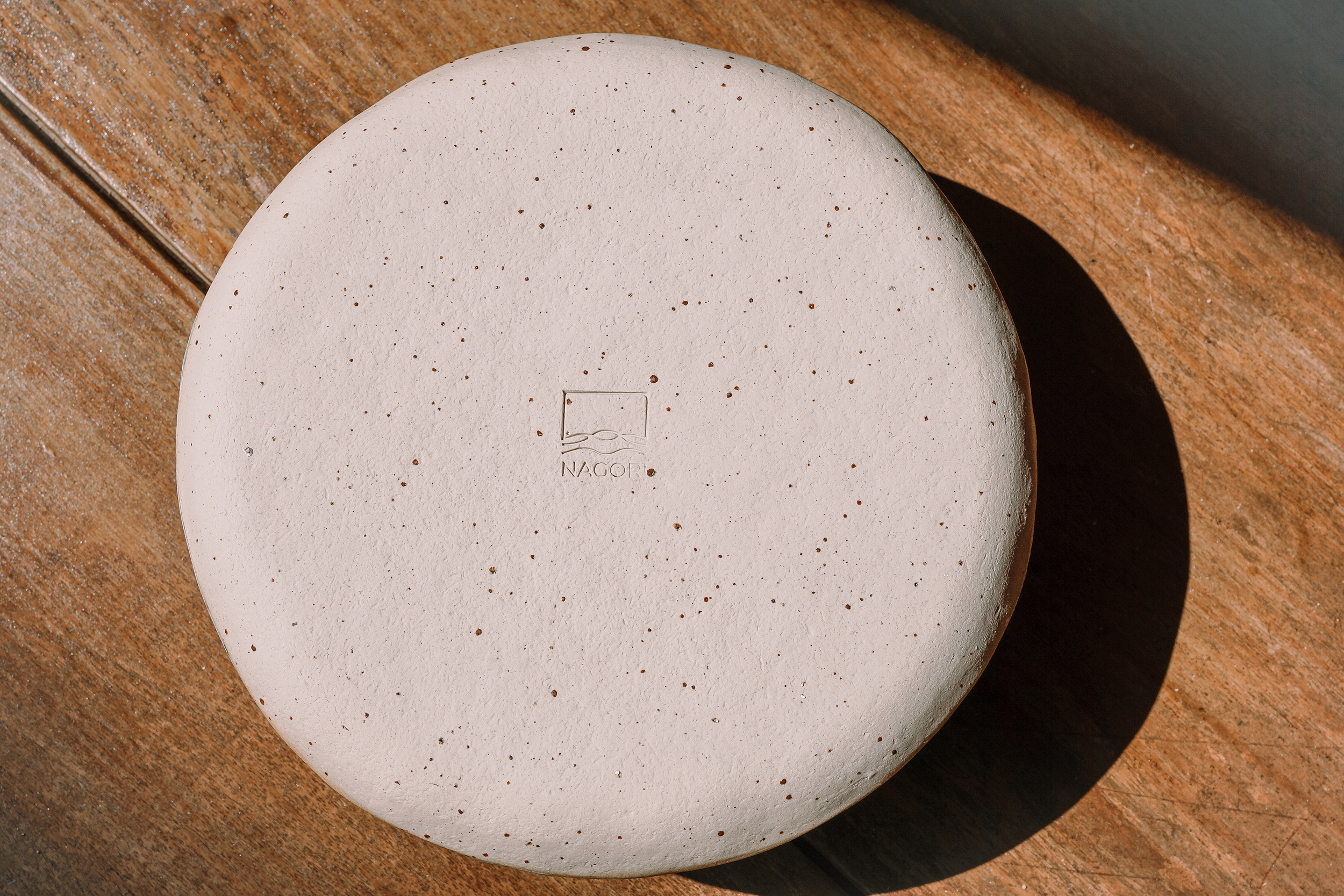 Nagori dessous dassiette en grès avec signature