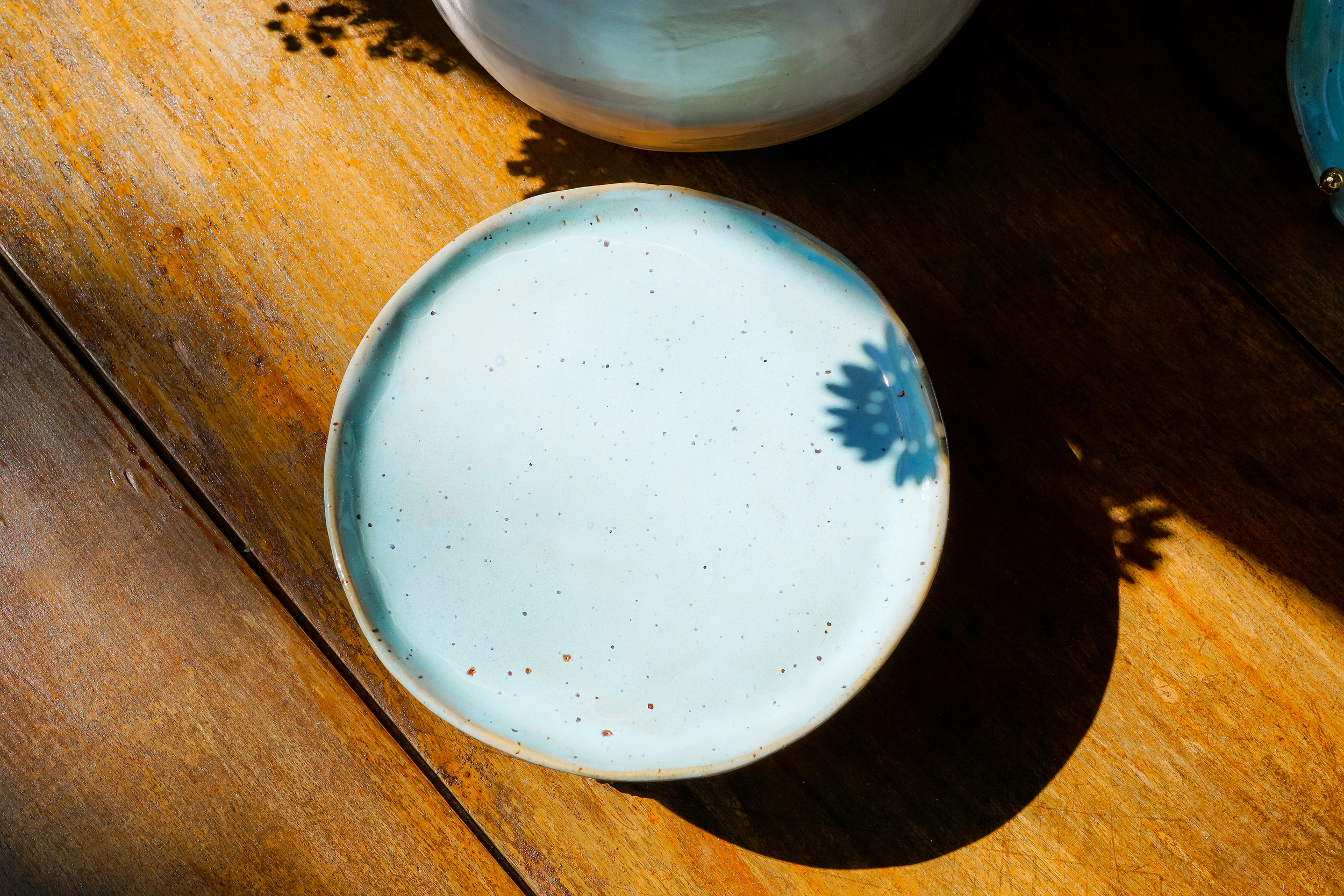 Assiette bleue en grès artisanale