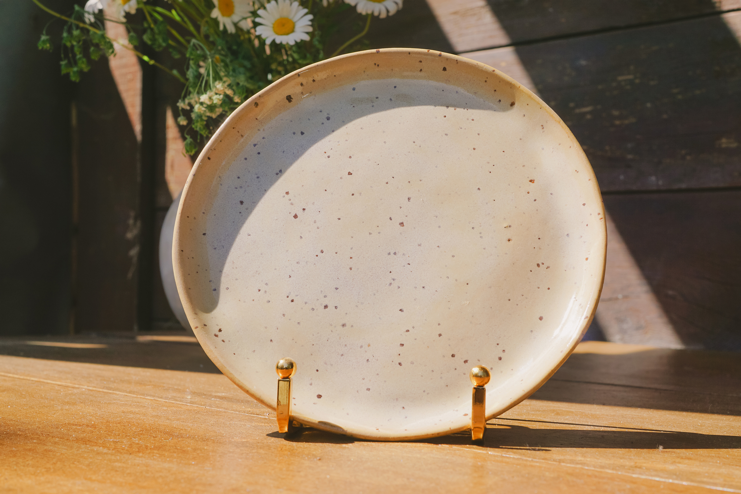 Assiette fait main jaune sable en grès