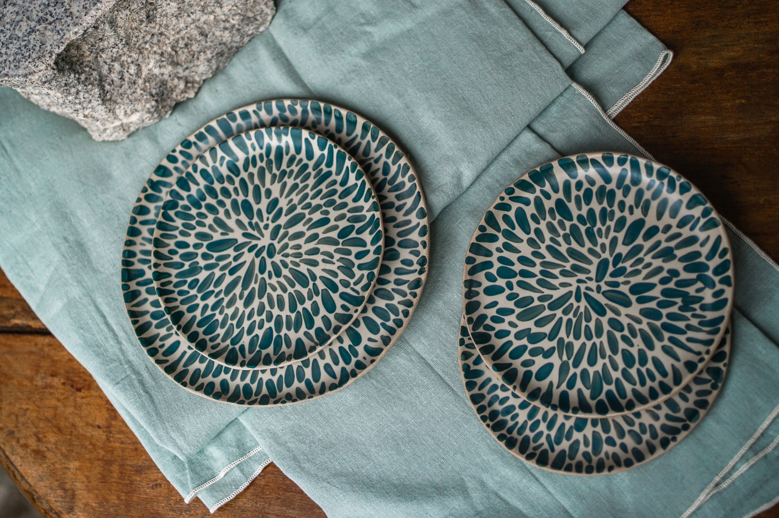 Assiette artisanale émail bleu nuit