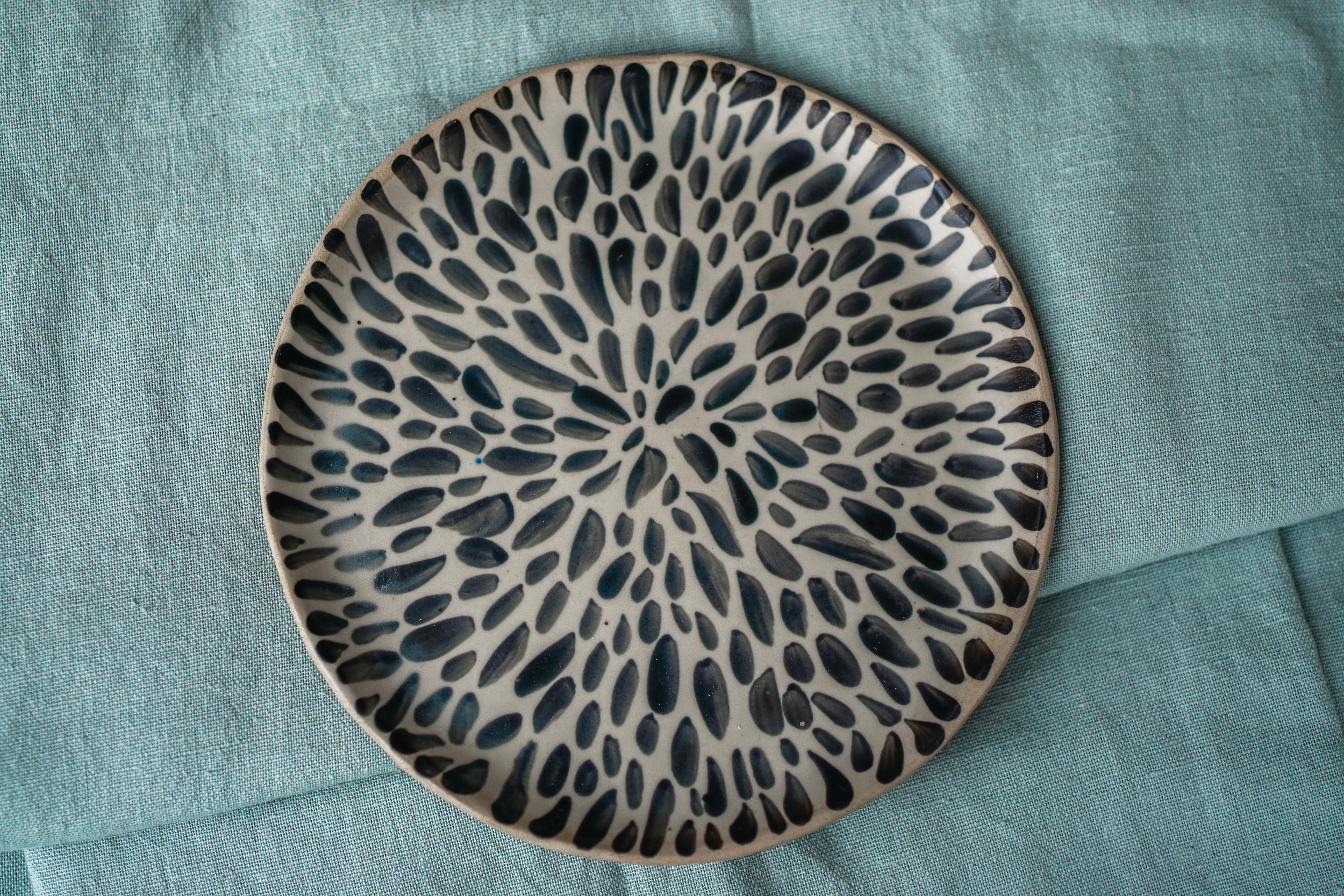 Assiette modelée et illustrée à la main
