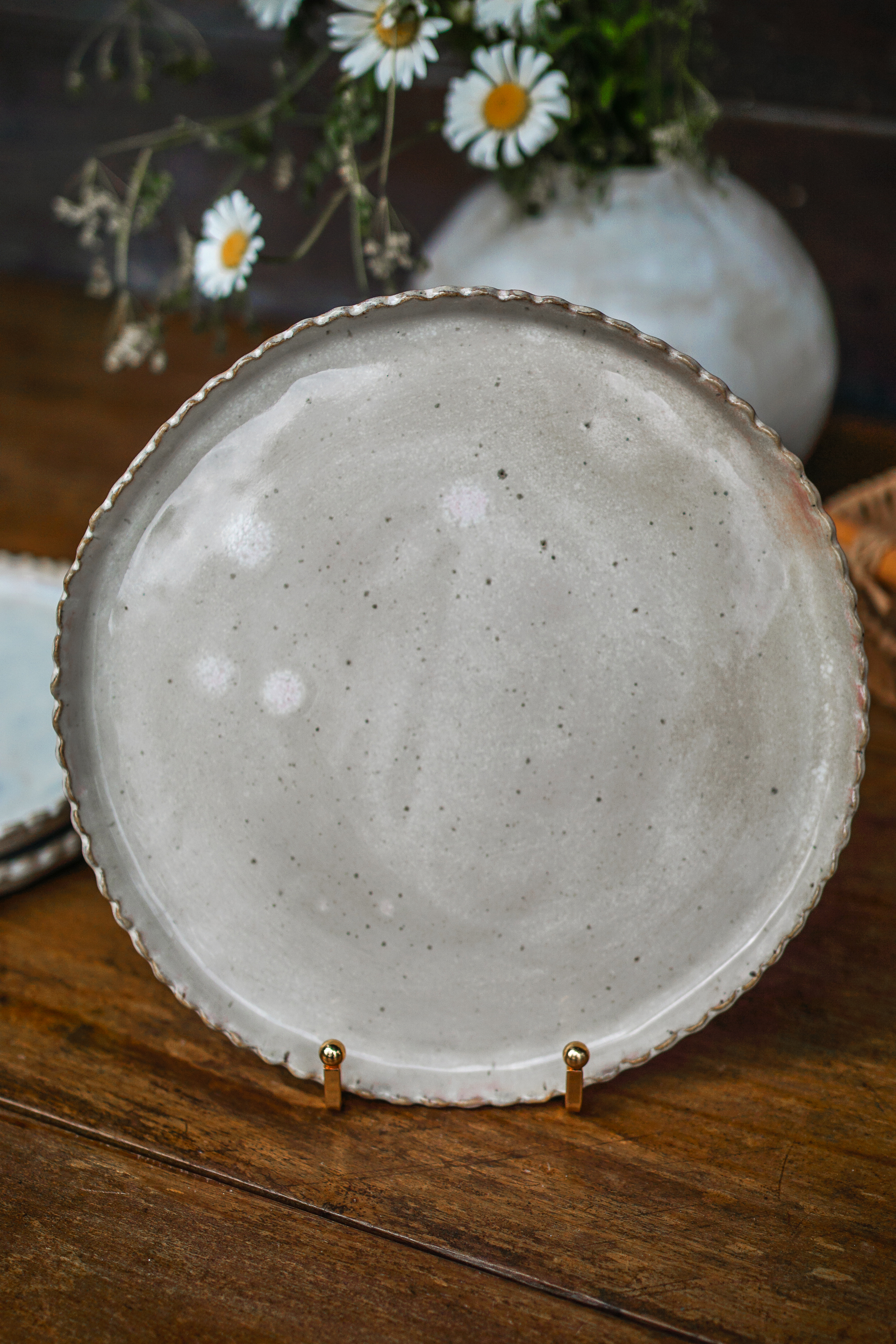 Assiette principale aux motifs de pétales de fleurs sur les bords