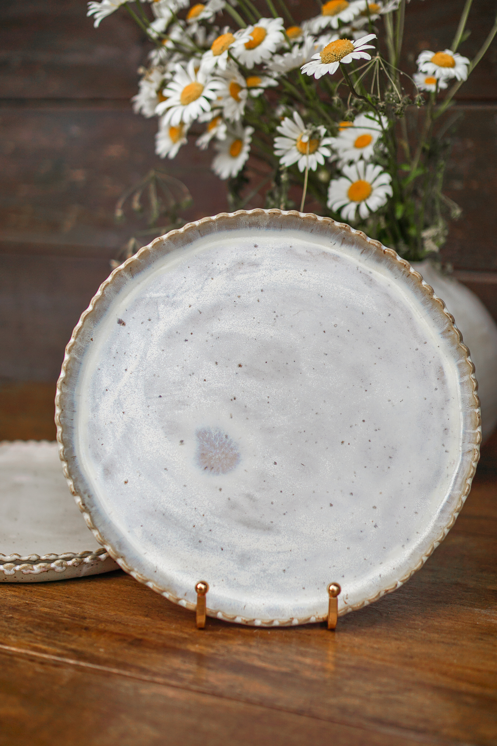 Assiette artisanale rebords en pétales de fleurs