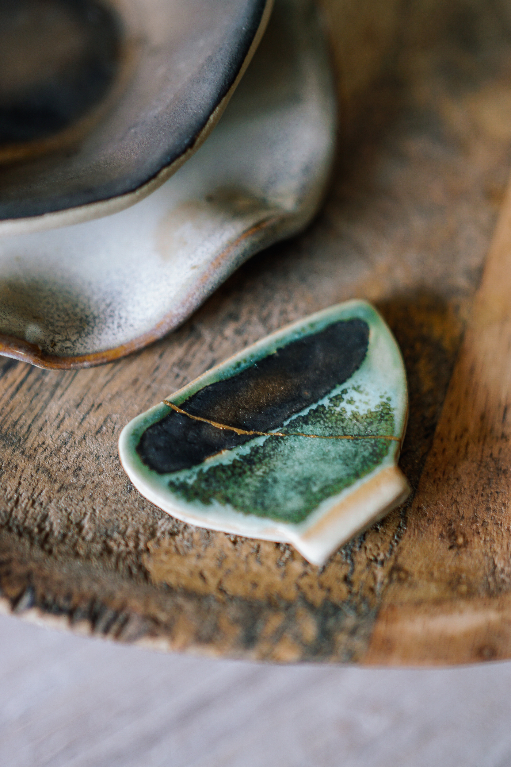 Réparation d’une céramique cassée avec kintsugi