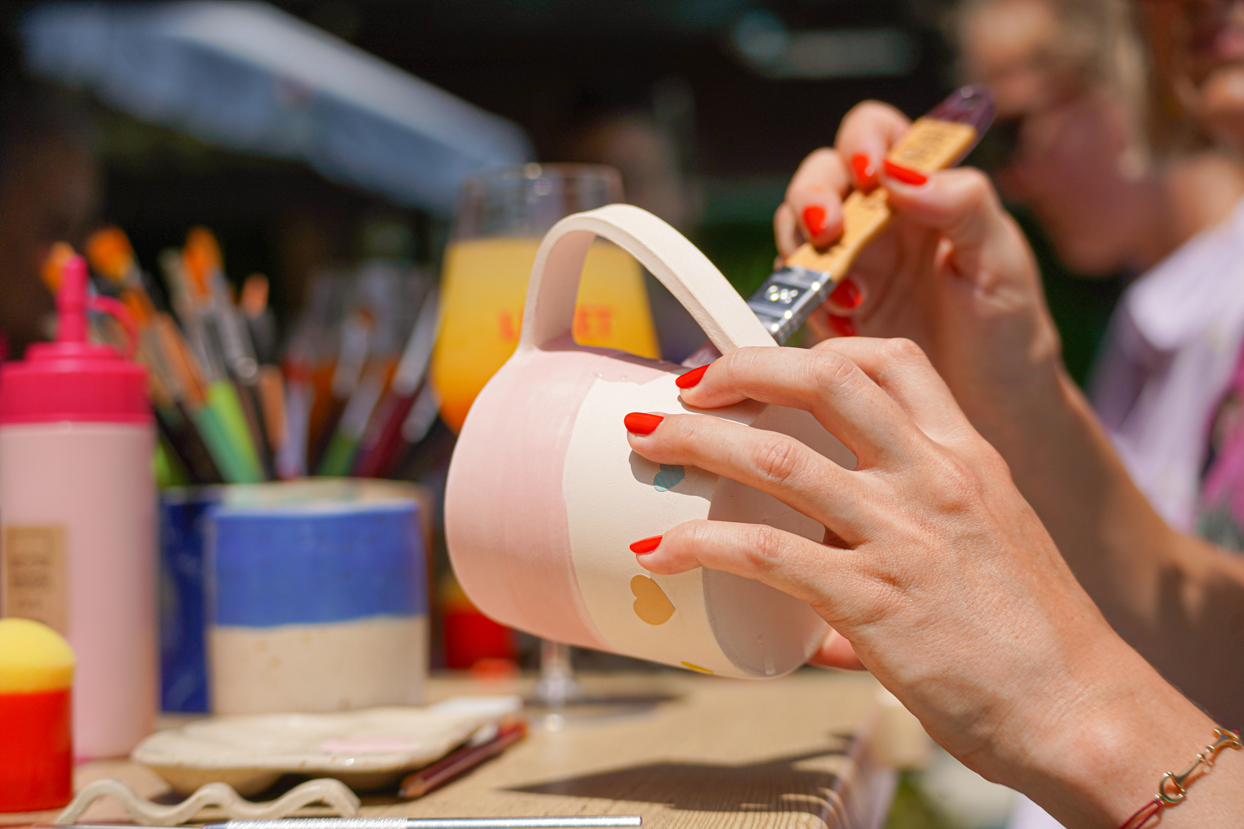 Atelier poterie convivial – goûter et peinture sur céramique