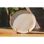 Assiette fait main jaune sable en grès