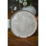 Assiette principale aux motifs de pétales de fleurs sur les bords
