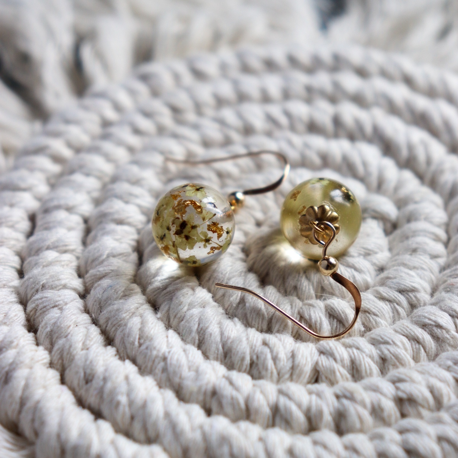 Boucles doreilles perle fleurs sechees carotte sauvage et gold filled 14k