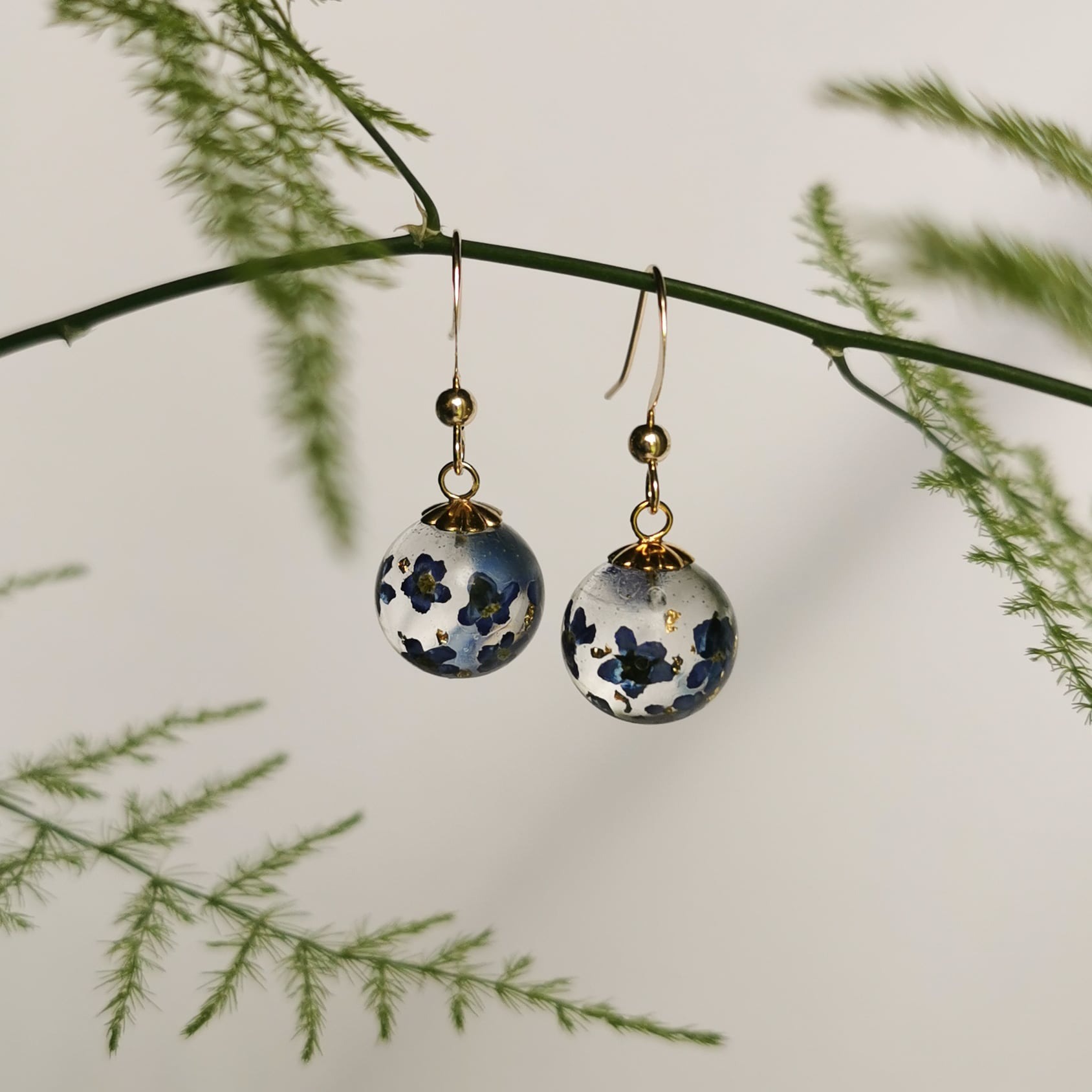 Boucles d'oreilles perles de fleurs de myosotis bleu, crochets en or