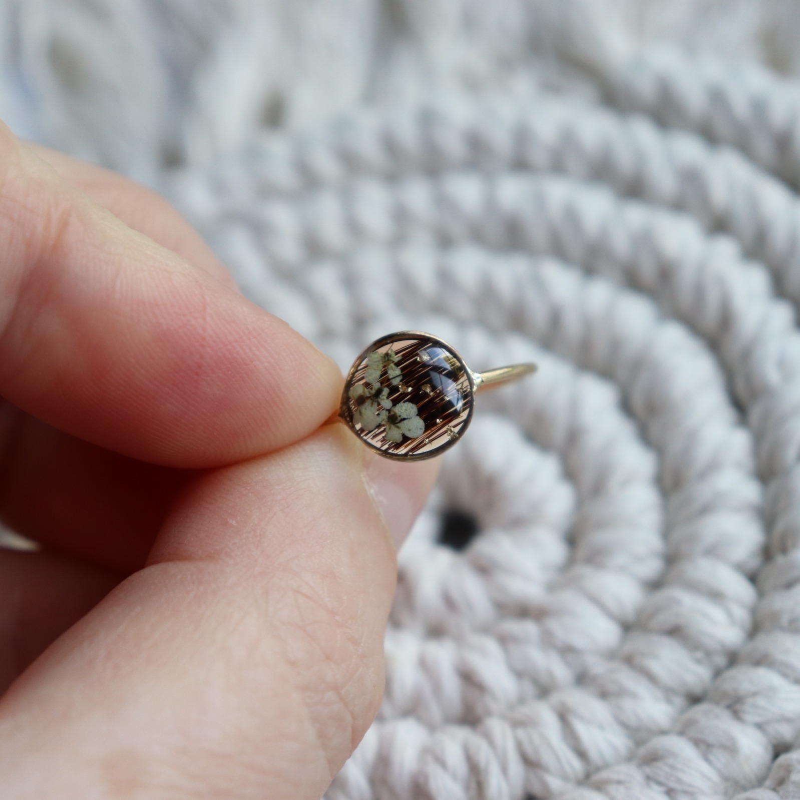 bague en or gold filled crin de cheval, resine ecologique et fleurs sechees