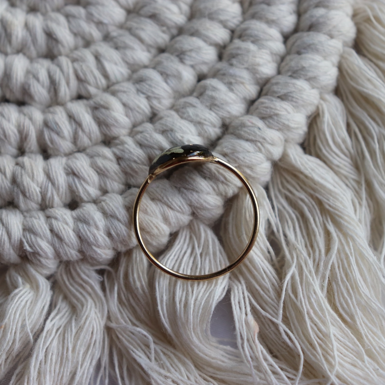 bague en or crin de cheval, resine ecologique et fleurs sechees, non réglable