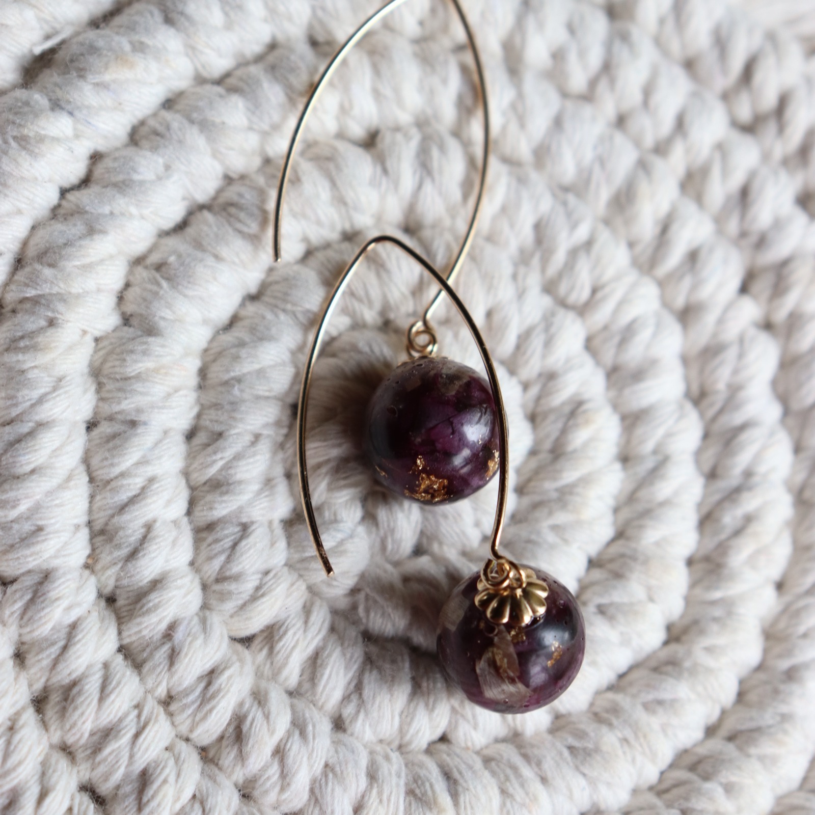 boucles doreilles perles gold filled petales oeillet seches resine amour maternel