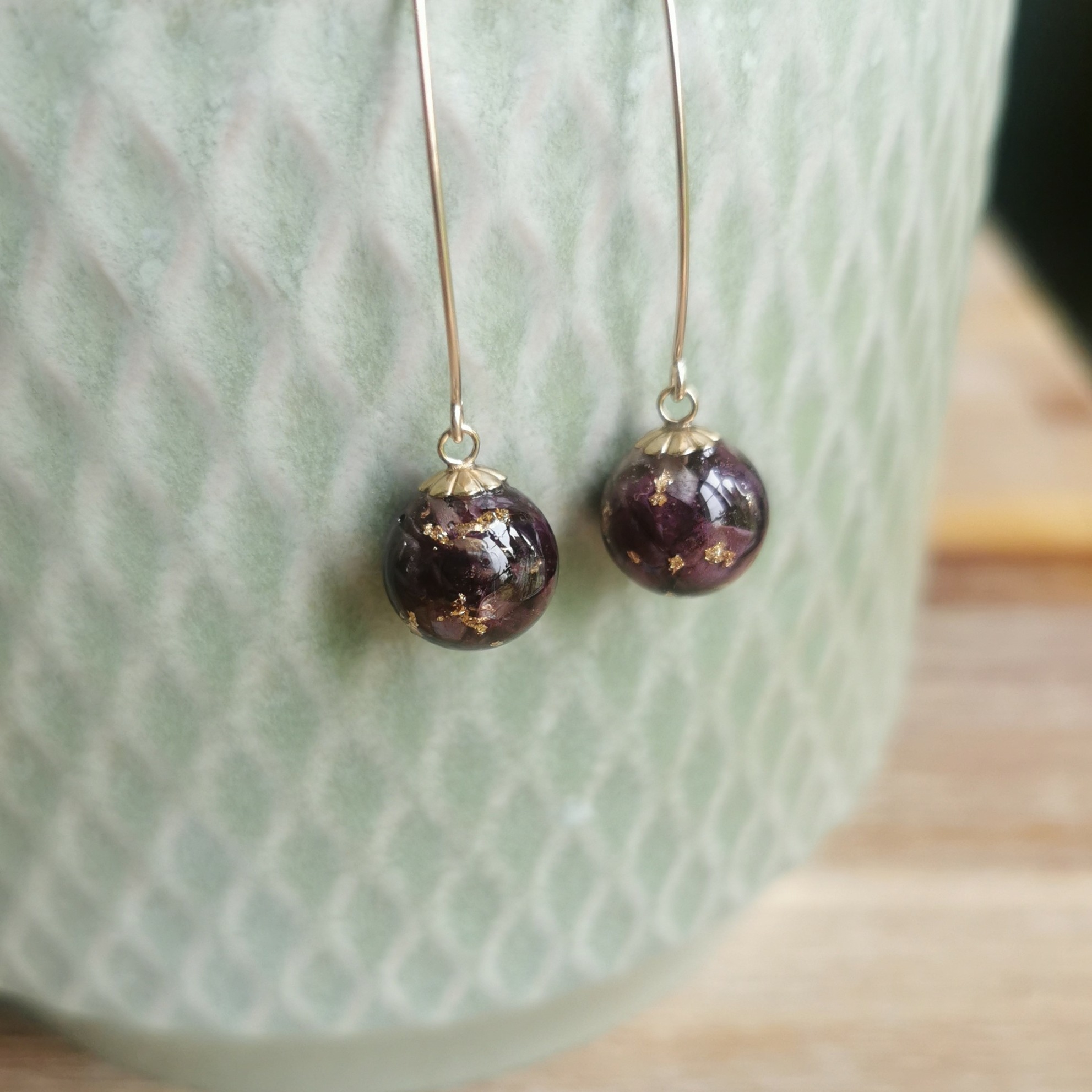 boucles doreilles perles petales oeillet seches resine amour maternel