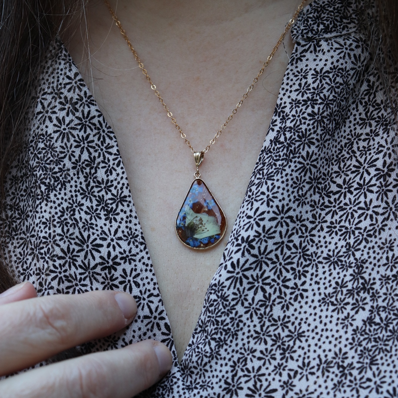 collier totem souvenir gold filled fleurs sechees crin poils animaux cheveux