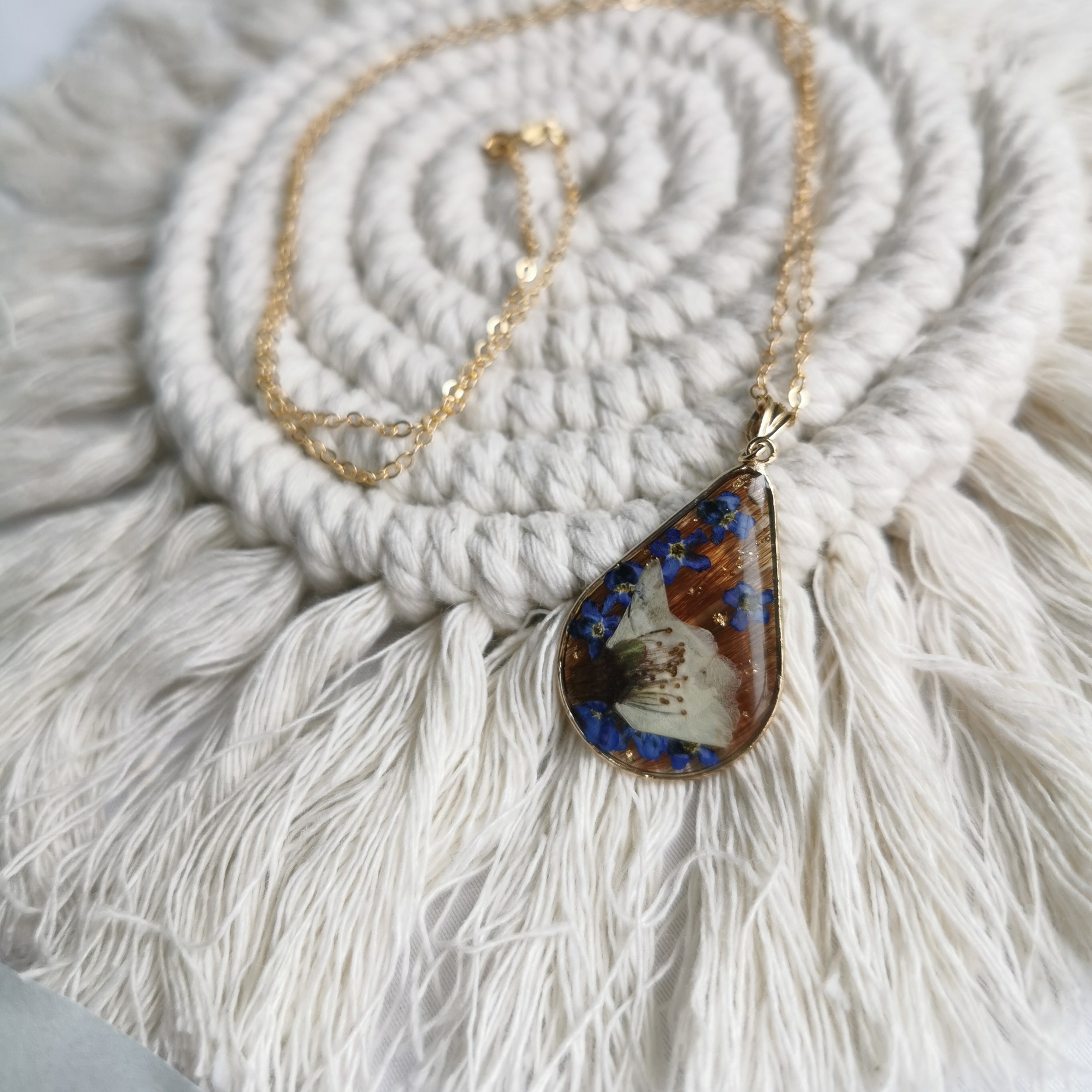 collier souvenir or lamine fleurs sechees crin poils animaux cheveux