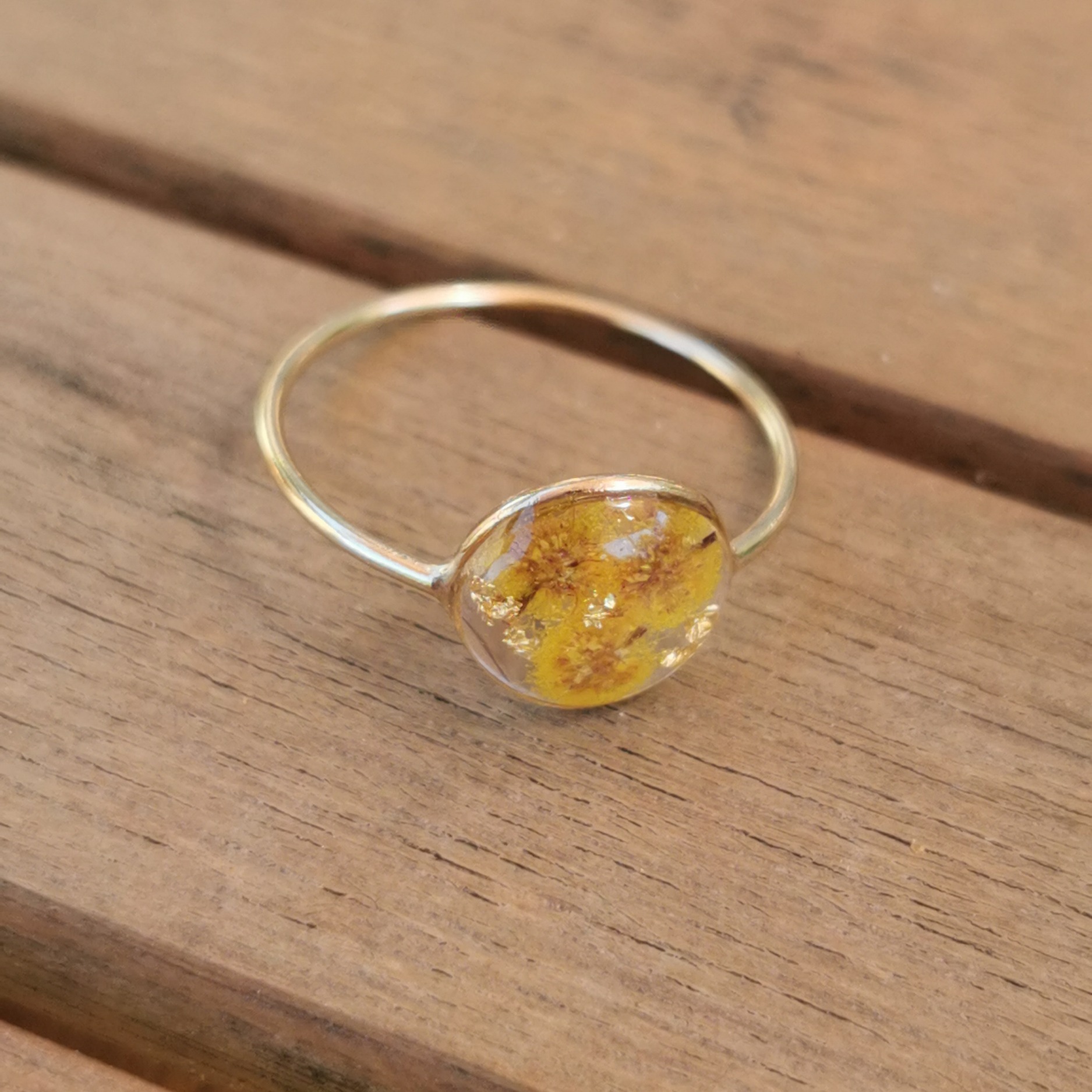 bague fleurs de mimosa sechee resine ecoresponsable gold filled