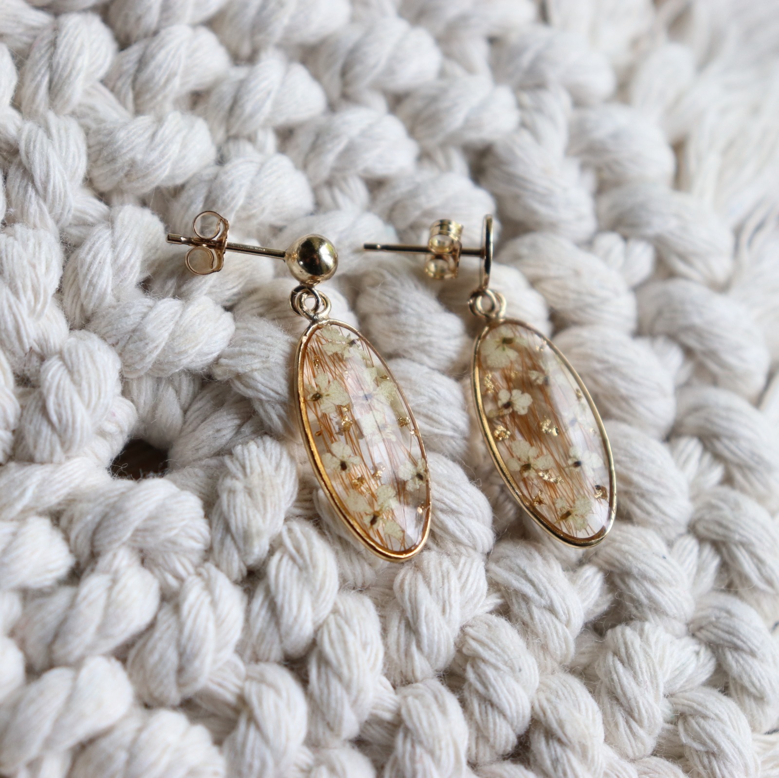 boucles oreilles resine biosourcee fleurs sechees poils animaux clous boule et plat