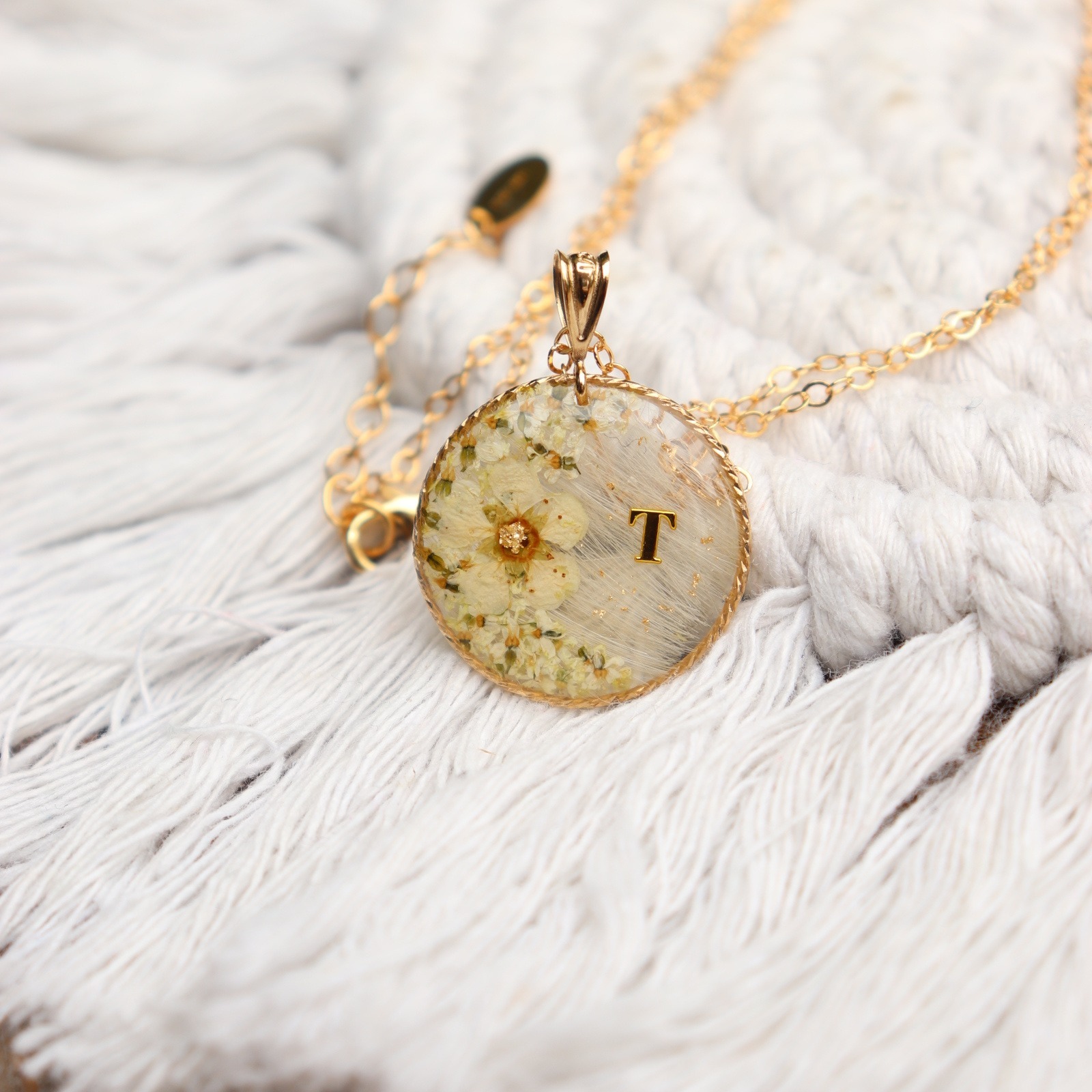 Collier poils chien blanc fleurs sechees resine gold filled 14 carats