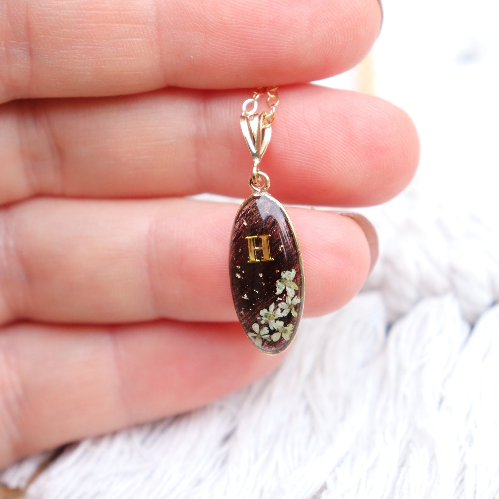 Collier poils chat noir fleurs sechees gold filled 14 carats