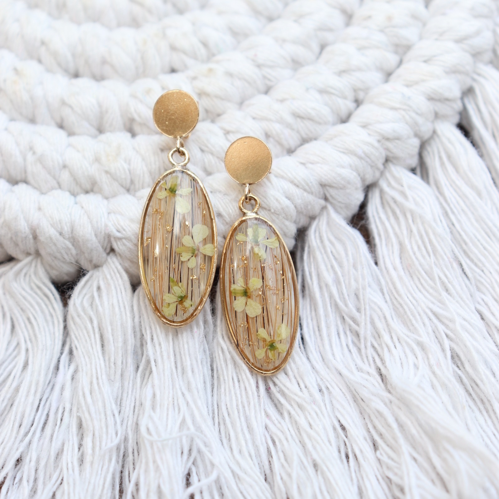 boucles oreilles poils chien fleurs sechees resine legere