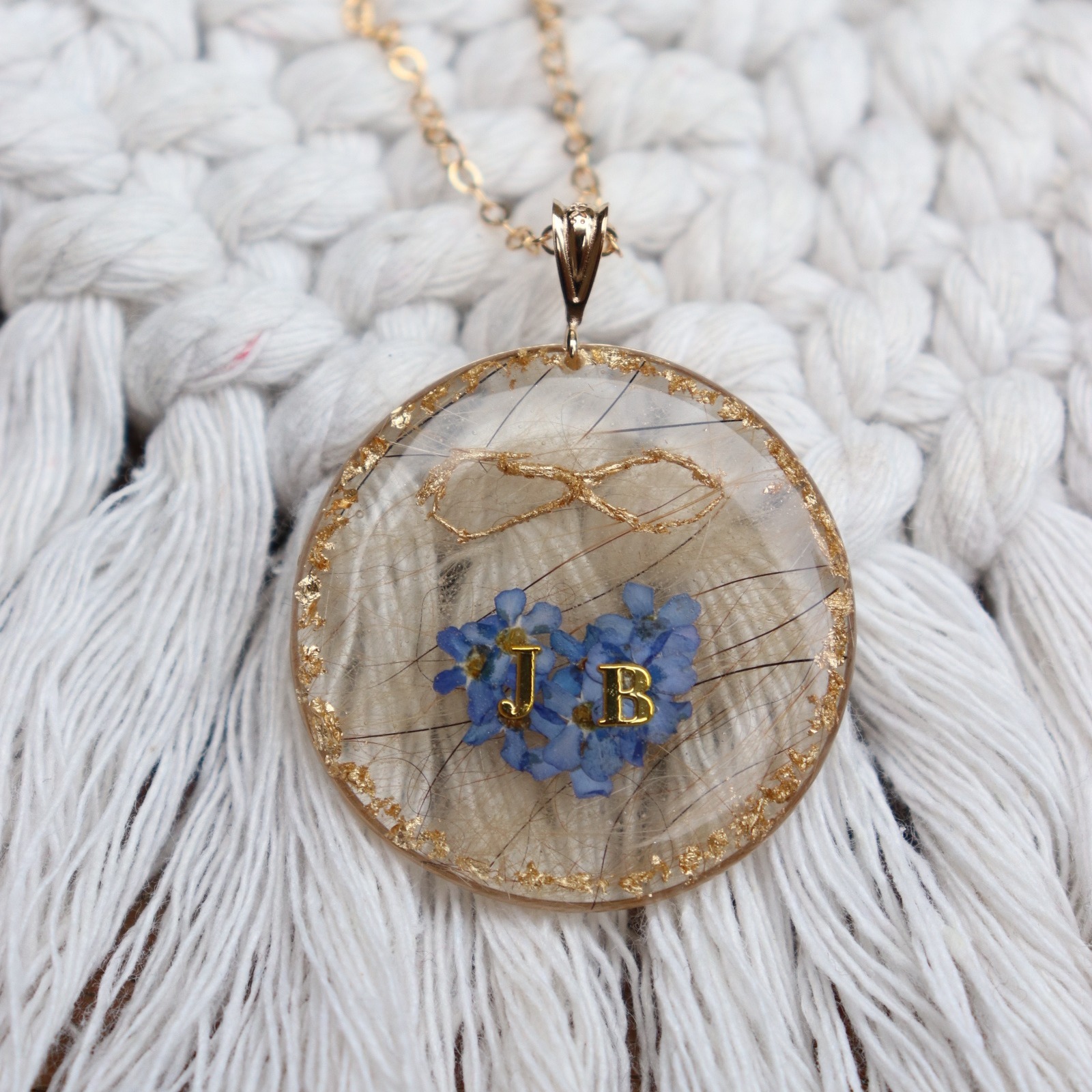 Collier souvenirs poils de chien gold filled resine fleurs sechees