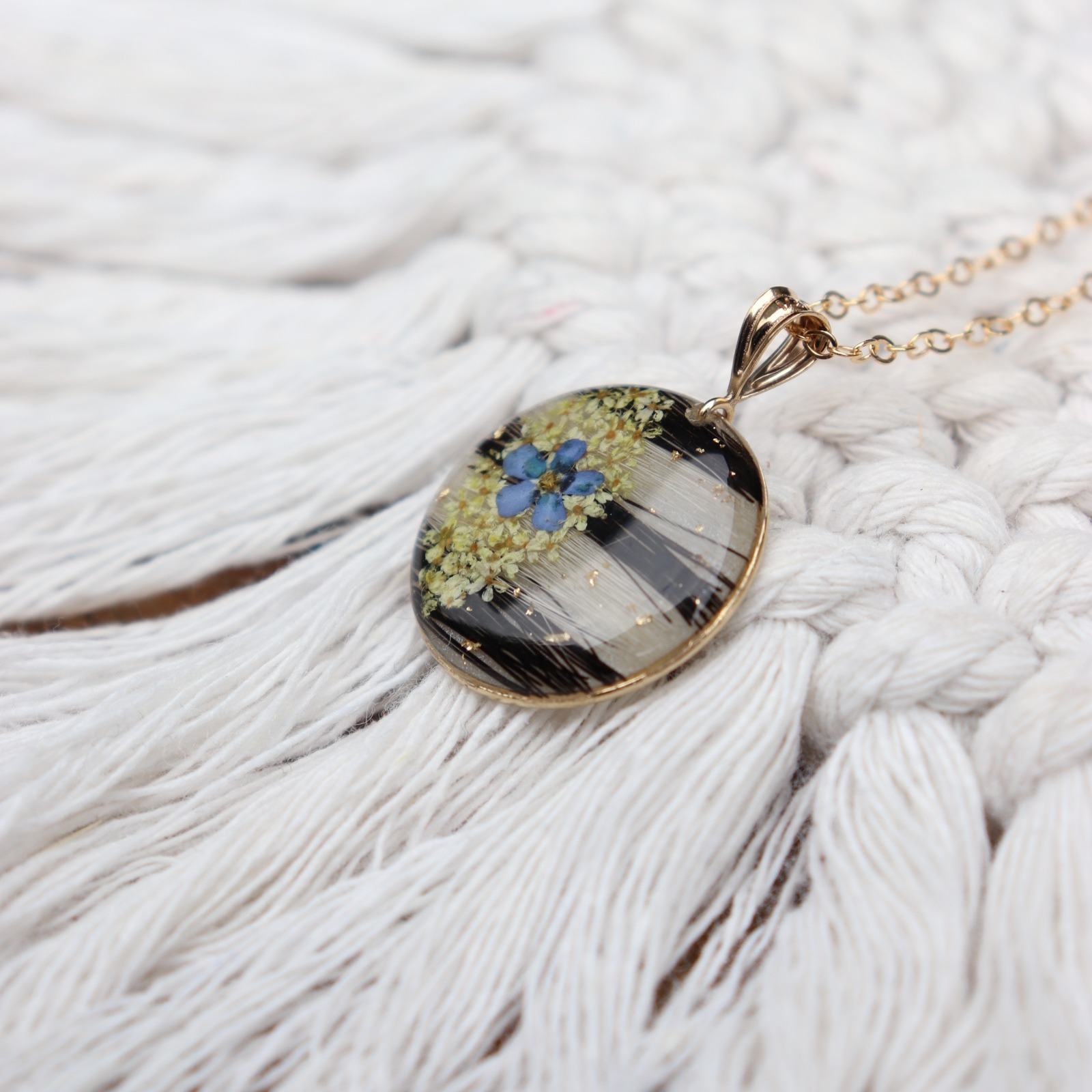 collier sur-mesure recto crin de cheval, fleurs sechees resine gold filled