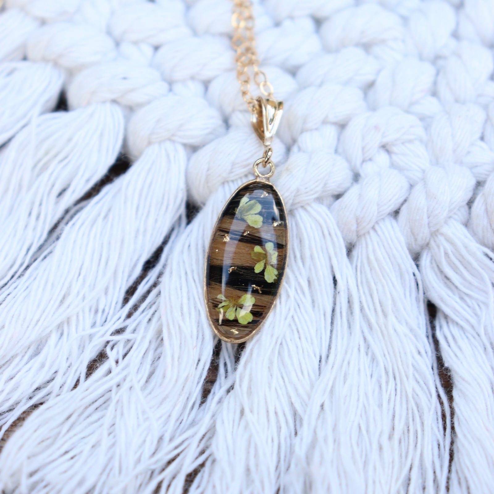 collier poils animaux fleurs sechees symboliques resine gold filled
