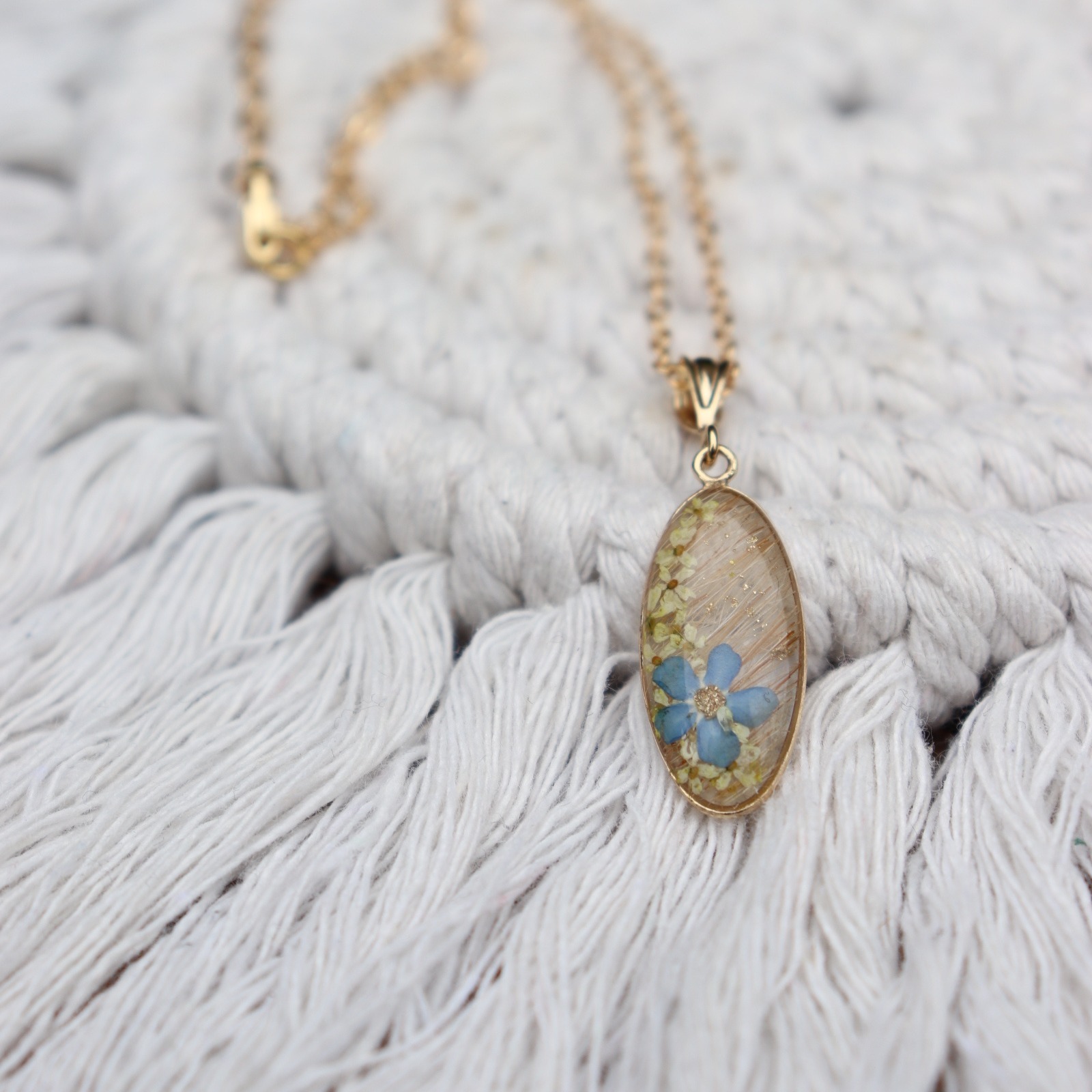 collier poils de chien fleurs sechees resine bijou funéraire