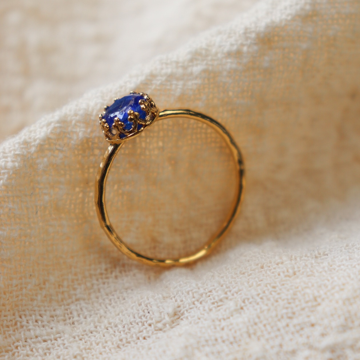 bague plaque or 24 carats gemme saphir poils chien chat